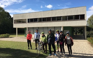 devant la villa Savoye à Poissy 