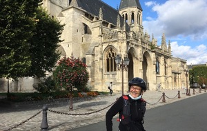 devant la collégiale de Poissy 