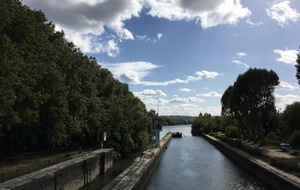 vue de la passerelle menant à l'ile de la dérivation (sur la seine)