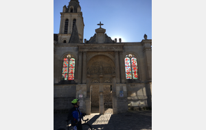 les vitraux en bouteilles d'Evian recyclées à Cergy 