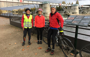 le 13 novembre - devant les écluses de Chatou 
Magali, Brigitte, et Bernard 