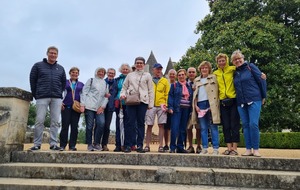 L'équipe sur les marches des jardins des Milandes