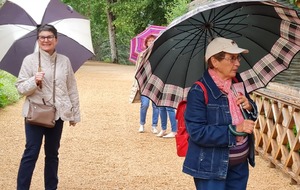 Sophie et Gisèle dans les allées du château des MILANDES