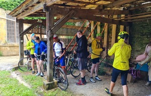 SARLAT, sous le préau pour se protéger de la pluie 