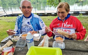 un pique-nique à la base nautique de TREMOLAT 